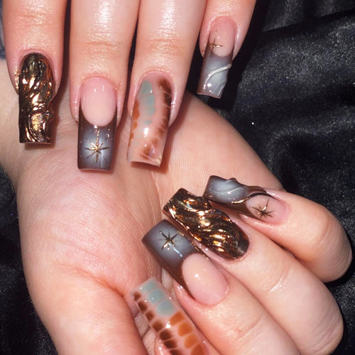 Künstliche Nagelverlängerungen mit elegantem floralem Design Karnz