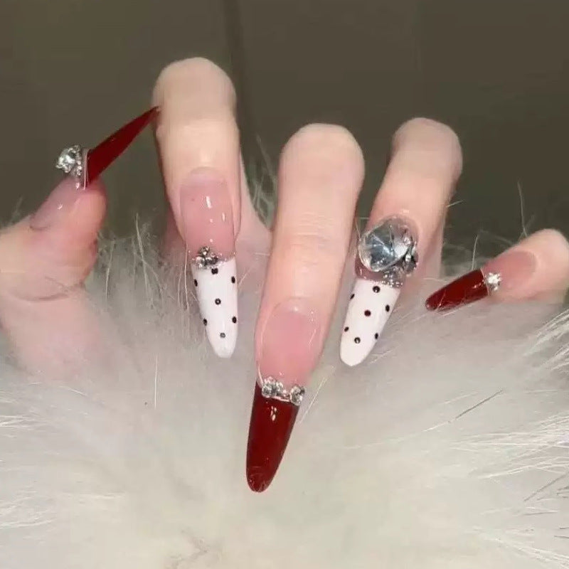 Glamouröse Kunstnagelspitzen mit 3D-Blüten- und Kristallverzierungen Karnz