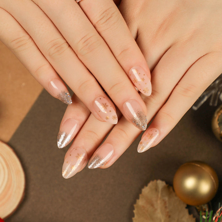Elegante Kunstnägel mit Glitzer- und Schneeflockendekor Karnz