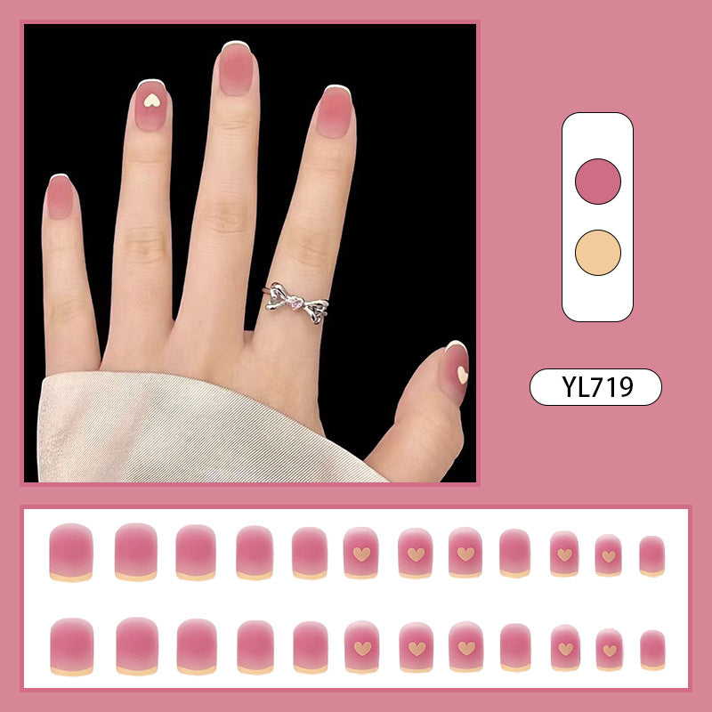 Kreative Nageldesigns mit Herzakzent Karnz
