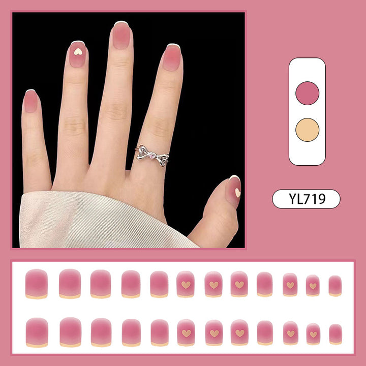 Kreative Nageldesigns mit Herzakzent Karnz