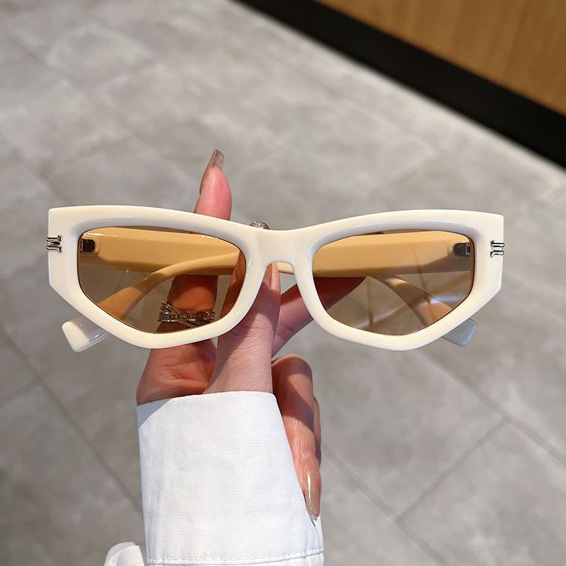 Damen geometrische Sonnenbrille mit geschwungenem Rahmen und schützendem UV-Filter Karnz