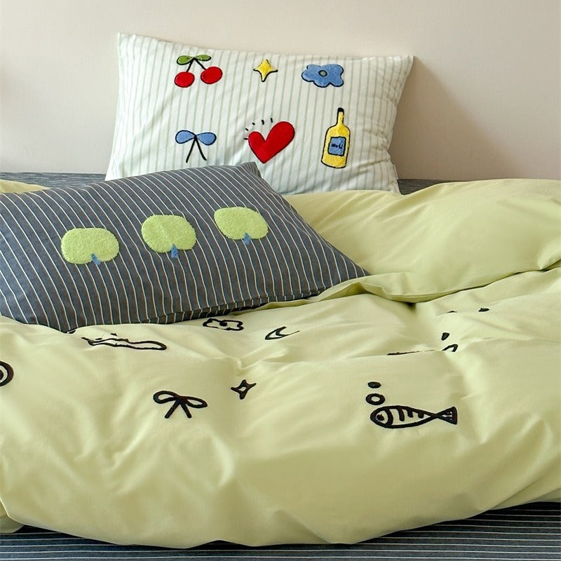 Verspieltes Baumwoll-Bettbezug-Set mit gestickten Motiven und weichem Spannbetttuch
