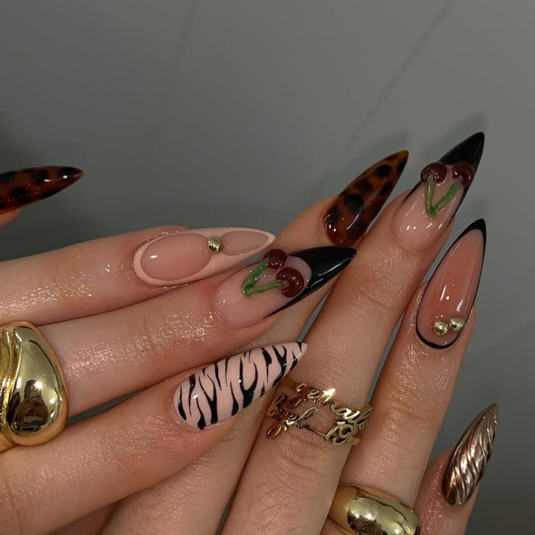 Kunstvolle Stiletto-Nägel mit kreativen Mustern Karnz