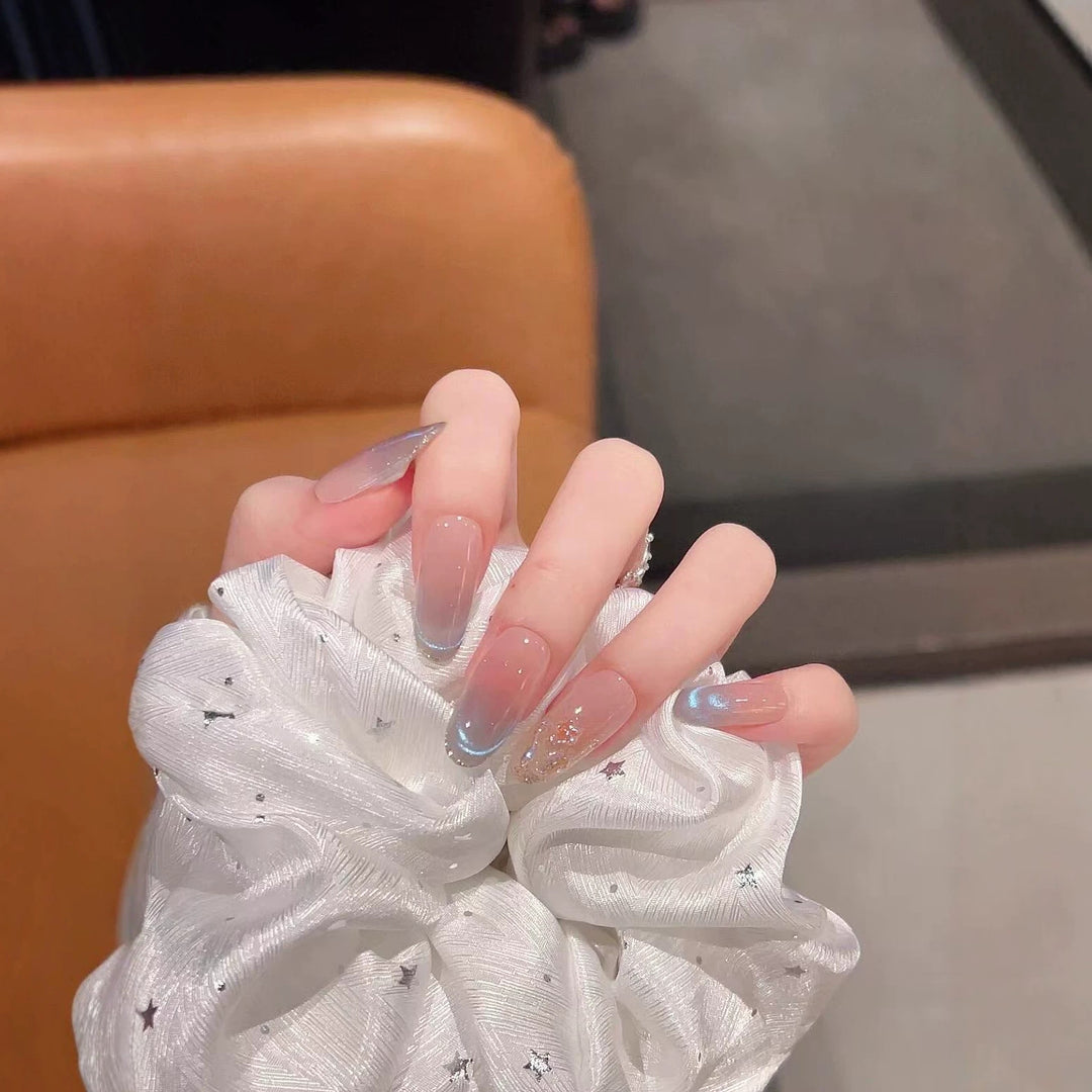 Elegante Ombre-Nagelverlängerungen mit Kristallakzenten