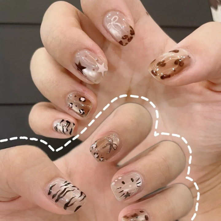 Künstlerisches Stiletto Press-On Nagelset Karnz