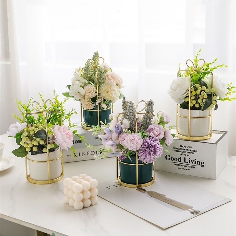 Elegante Blumenarrangement in dekorativem Metallblumentopf