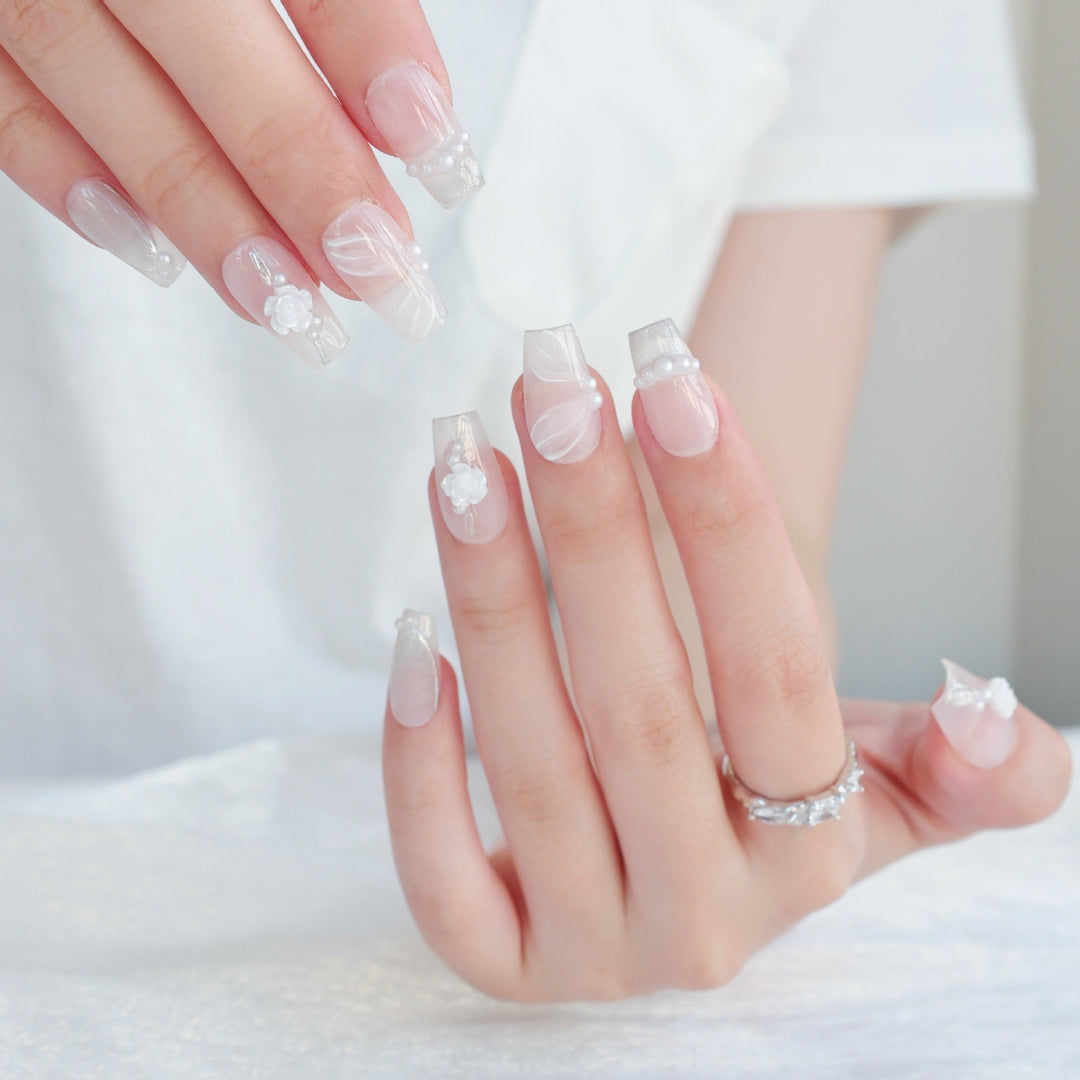 Elegantes Press-On-Nagelkunst-Set mit floralen und perlmuttartigen Akzenten