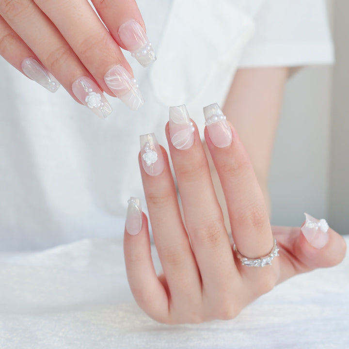 Elegantes Press-On-Nagelkunst-Set mit floralen und perlmuttartigen Akzenten