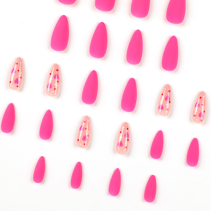 Künstliche Nagelkunst mit Herzdesign Karnz