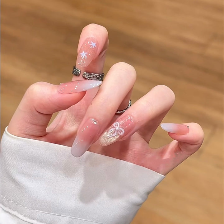 Künstlerisches Press-On-Nagelset mit floralen und glänzenden Akzenten Karnz