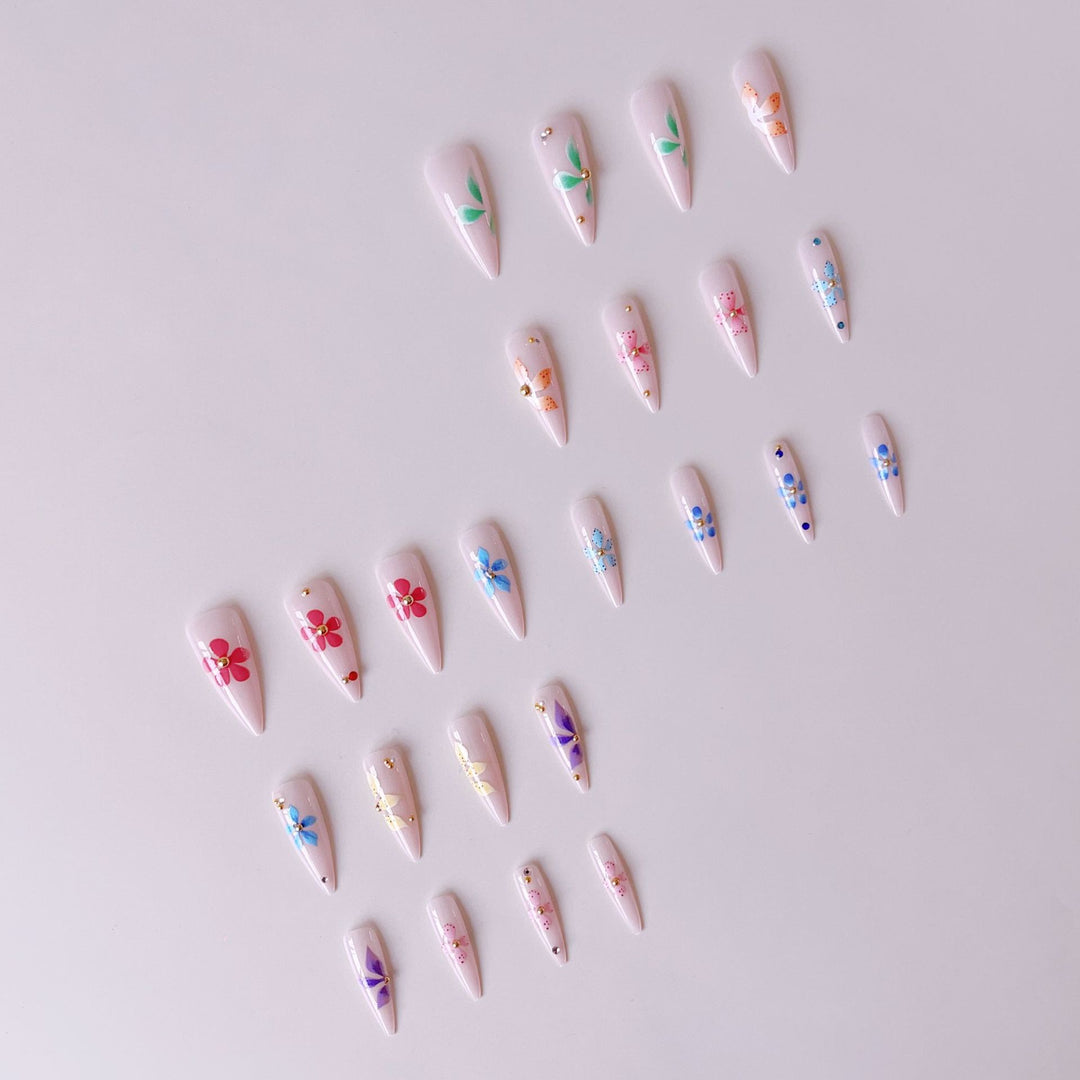 Künstliche Nagelspitzen mit floralen Verzierungen Karnz