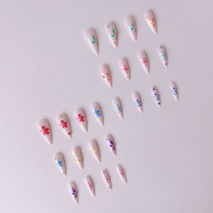 Künstliche Nagelspitzen mit floralen Verzierungen Karnz