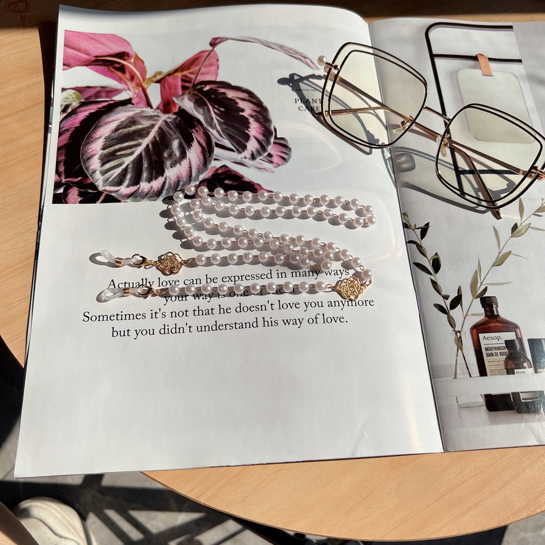 Elegante Brillekette mit Perlen und Goldakzenten Karnz