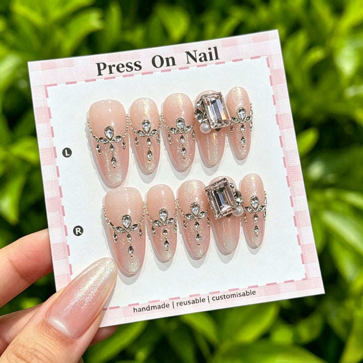 Wiederverwendbares Press-On Nagelkunstset mit floralen Akzenten