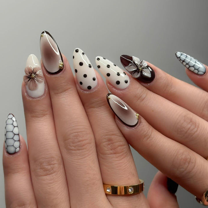 Designer Kunstnägel mit Floralen und Geometrischen Akzenten Karnz