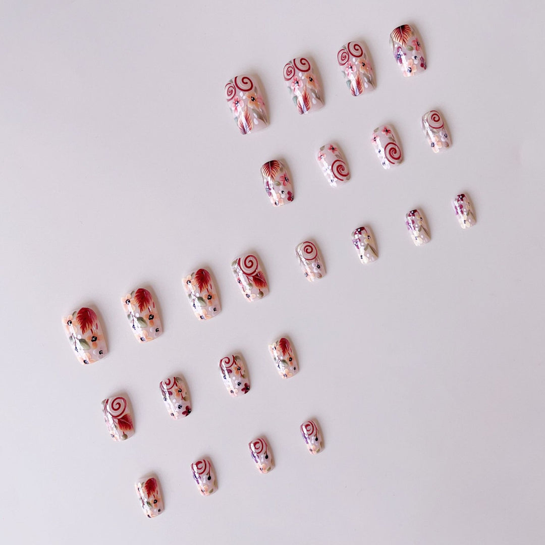 Kunstnagelset mit auffälligen floralen Verzierungen Karnz