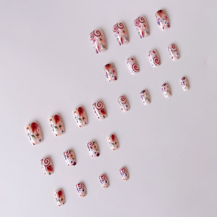 Kunstnagelset mit auffälligen floralen Verzierungen Karnz