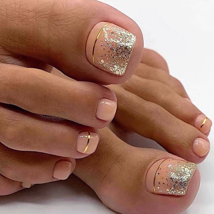Elegante Kunstvolle Fußnagelkunst mit Glitzer- und Goldakzenten Karnz