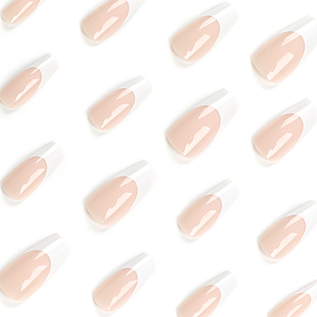 Kunstvolle Nagelverlängerungen mit eleganten French-Tips Karnz