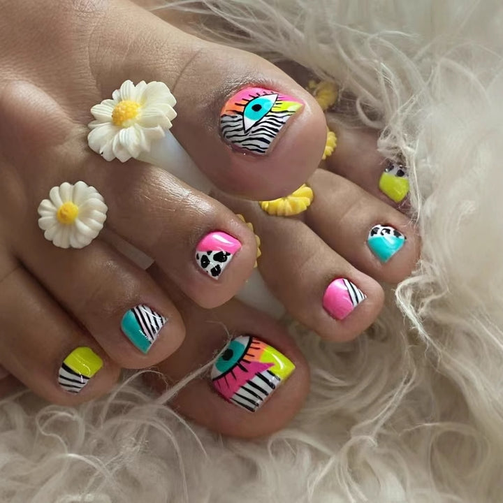 Kunstnagelset mit lebhaften Farbakzenten und geometrischen Mustern Karnz