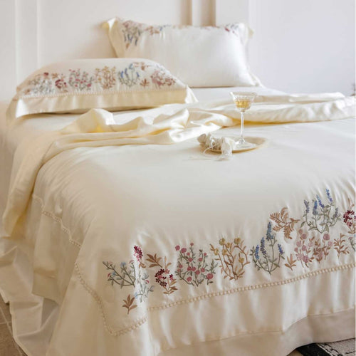 Exklusive Satin-Bettwäschegarnitur mit feiner Blumenstickerei und seidigem Finish