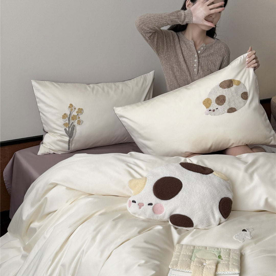 Wendbare Satin-Baumwoll-Bettbezug-Sets mit gestickter Katzenapplikation und tiefem fitted Sheet