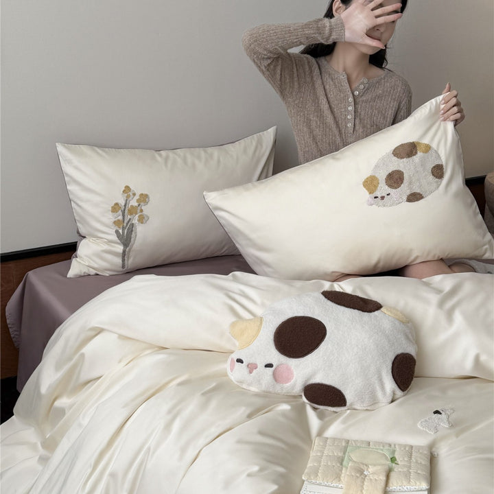 Wendbare Satin-Baumwoll-Bettbezug-Sets mit gestickter Katzenapplikation und tiefem fitted Sheet