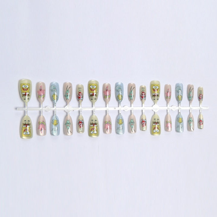 Kreatives Kunstnagelset mit wundervollen Cartoon-Motiven Karnz