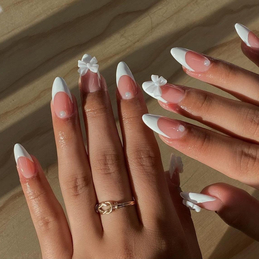 Kunstnagelset mit eleganten 3D-Blüten und glitzernden Akzenten Karnz
