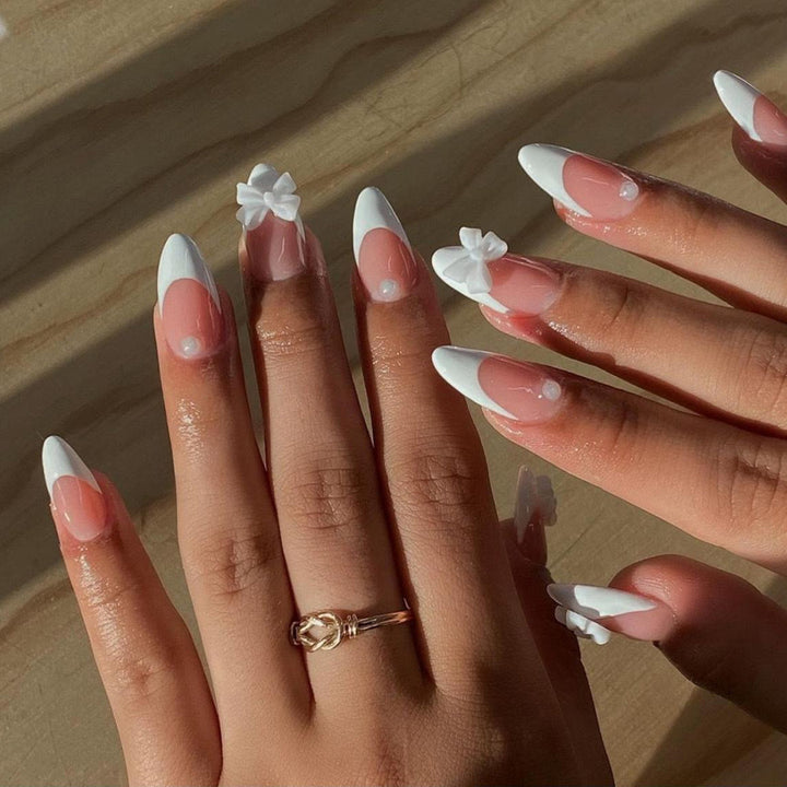 Kunstnagelset mit eleganten 3D-Blüten und glitzernden Akzenten Karnz