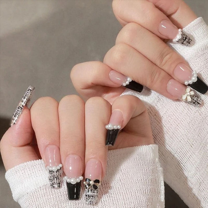 Glamouröse Kunstfingernägel mit Glitzer- und Mondmotiven Karnz
