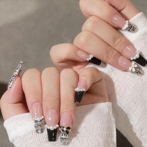 Glamouröse Kunstfingernägel mit Glitzer- und Mondmotiven Karnz