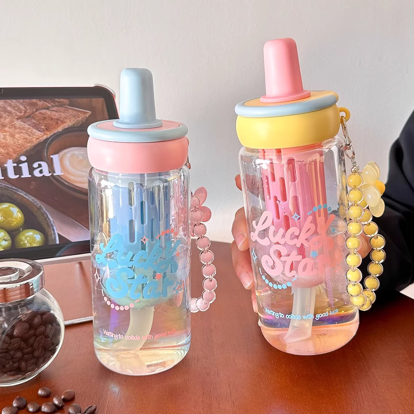 Damen kreative Trinkflasche mit integriertem Strohhalm und Schlüsselanhänger Karnz