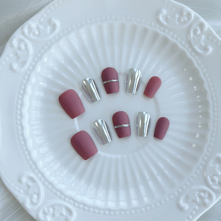 Künstlerisches Press-On Nagelkunstset mit Herz- und himmlischen Designs