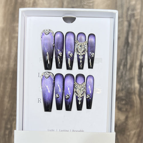 Dekoratives Press-On Nagelkunst-Set mit Edelsteinakzenten Karnz