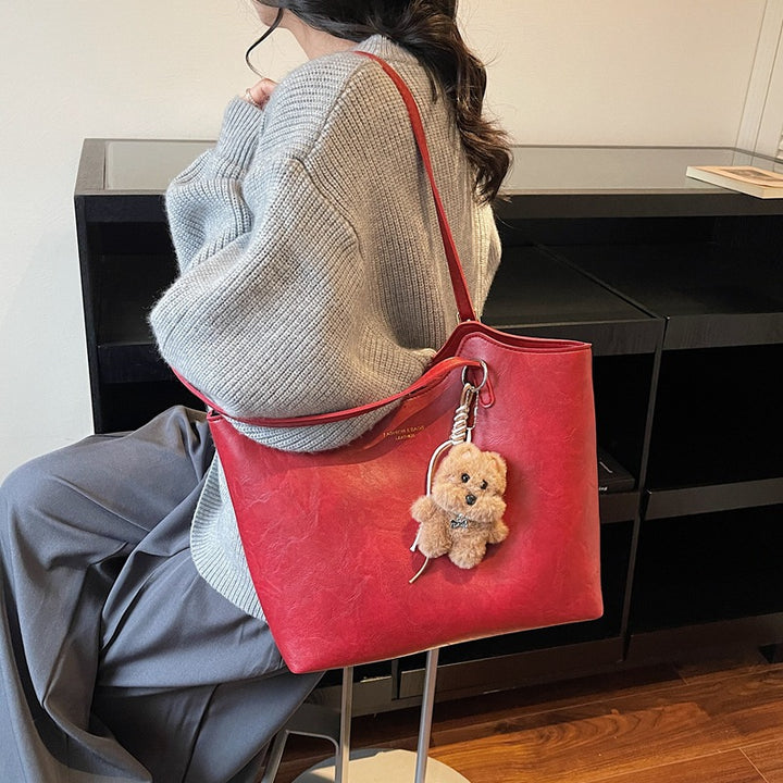 Stylische Kunstleder-Tote mit charmantem Schlüsselanhänger