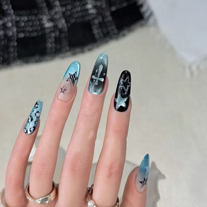 Künstlerische Nagelkunst Karnz