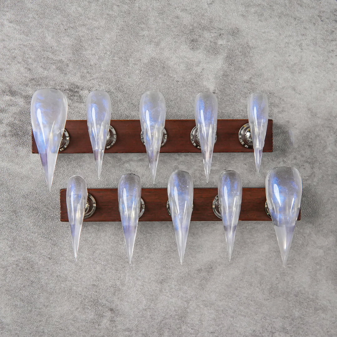 Künstlerisches Stiletto Press-On Nagelset mit iridiszierendem Finish