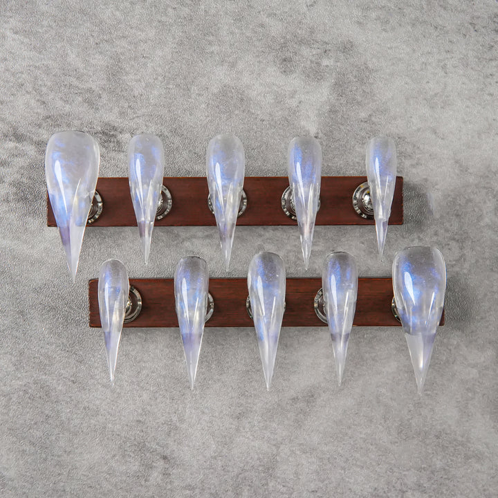 Künstlerisches Stiletto Press-On Nagelset mit iridiszierendem Finish