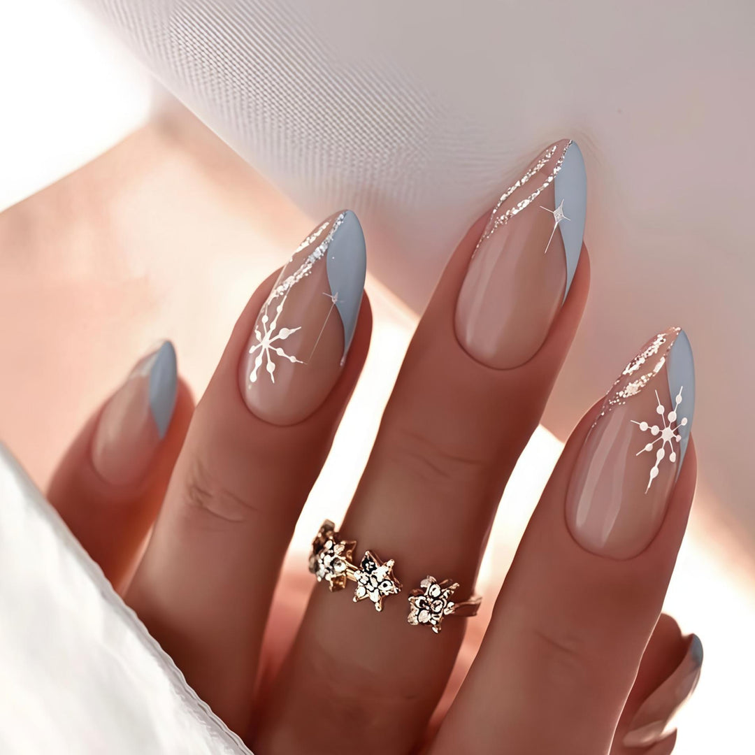 Kunstvolle Nagelverschönerung mit Schneeflocken-Akzenten Karnz