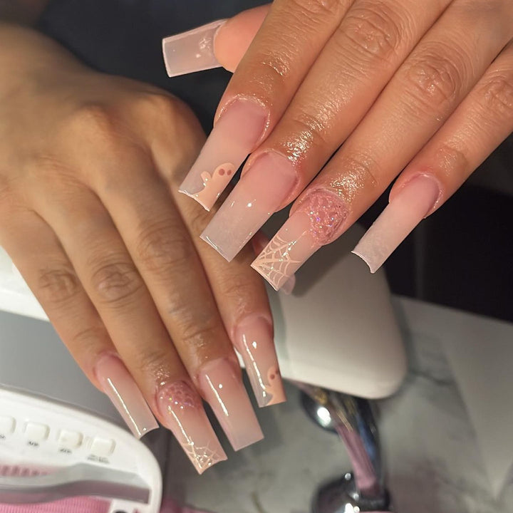 Kunstnagelset mit filigranem Spinnennetz-Design und zartem Farbverlauf Karnz
