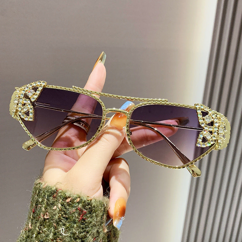 Damen Luxus Sonnenbrille mit elegantem Schmetterlings-Detail Karnz