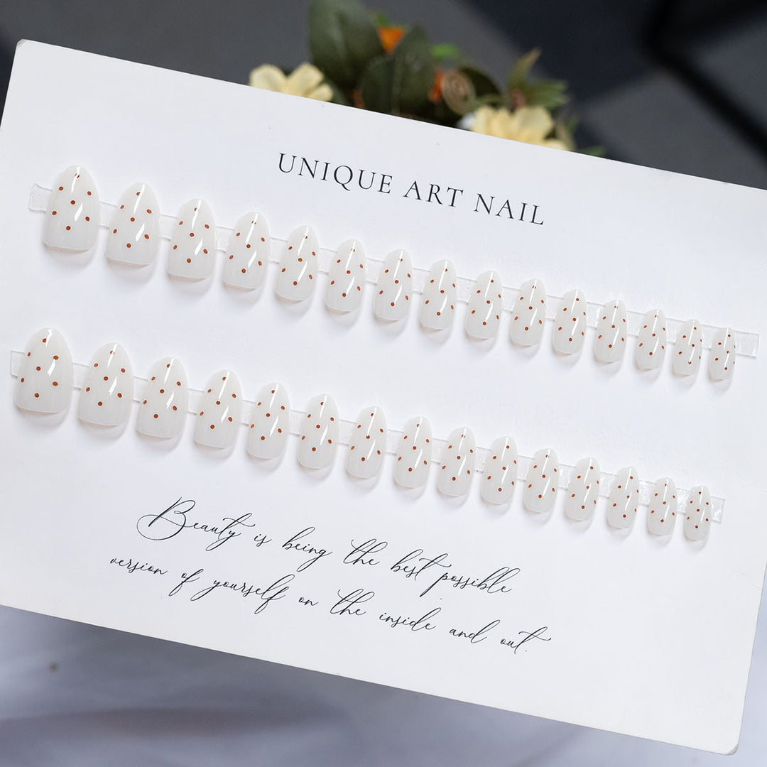 Künstlerisches Press-On Nagelset mit einzigartigem Punktdesign