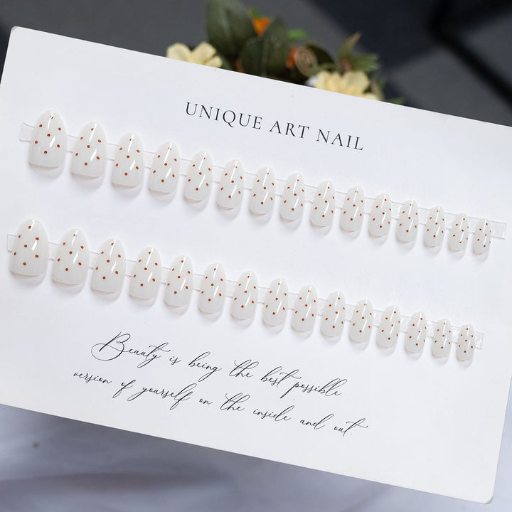 Künstlerisches Press-On Nagelset mit einzigartigem Punktdesign