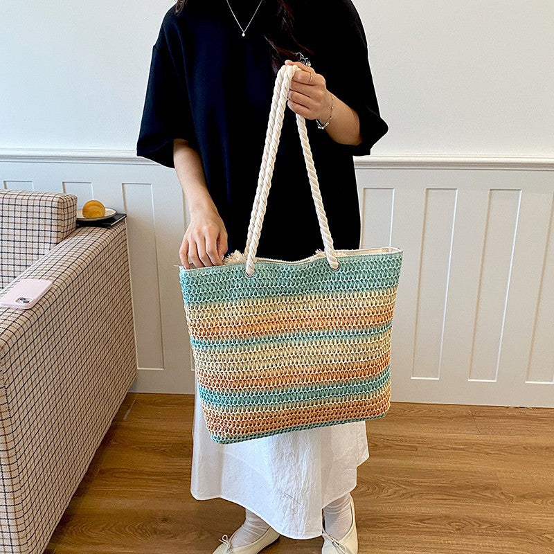 Lässige handgewebte Strohtasche
