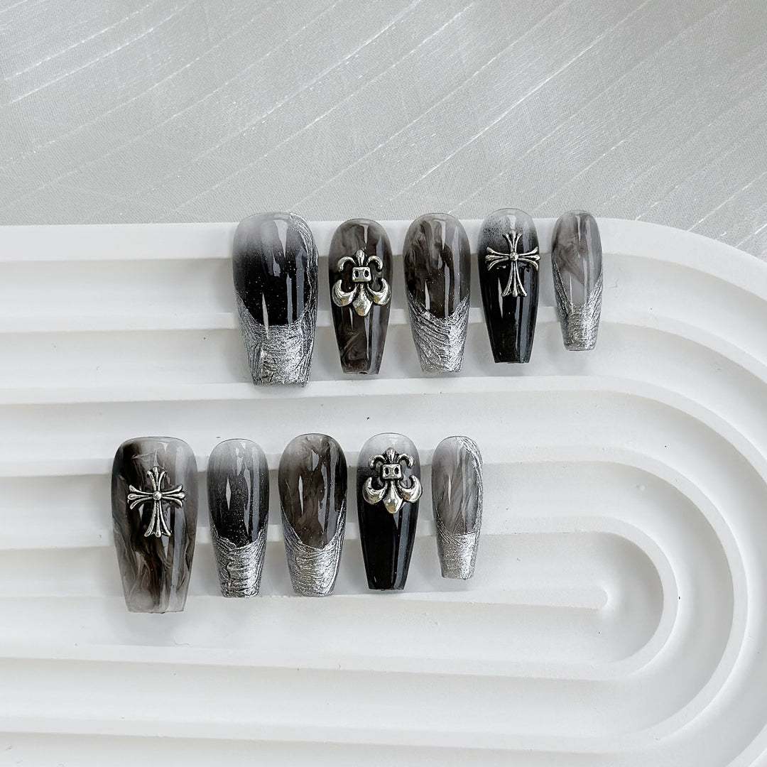 Künstlerisches Press-On Nagelkunstset mit Herz- und himmlischen Designs