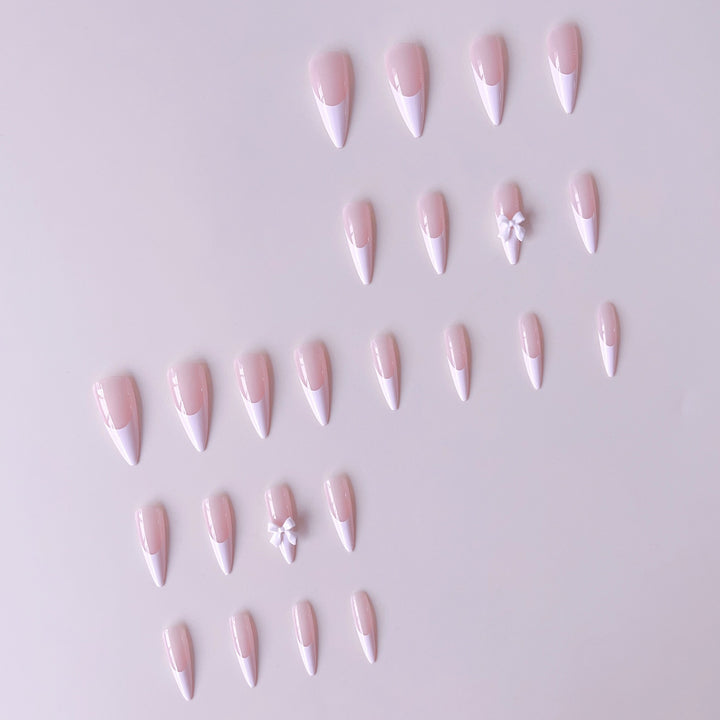 Kunstnagelset mit eleganten Spitzen und 3D-Verzierungen Karnz
