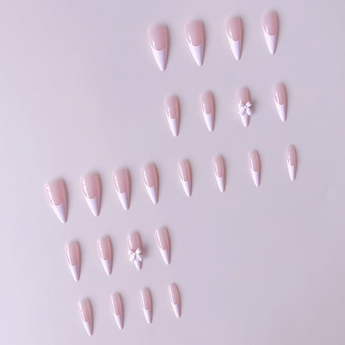 Kunstnagelset mit eleganten Spitzen und 3D-Verzierungen Karnz