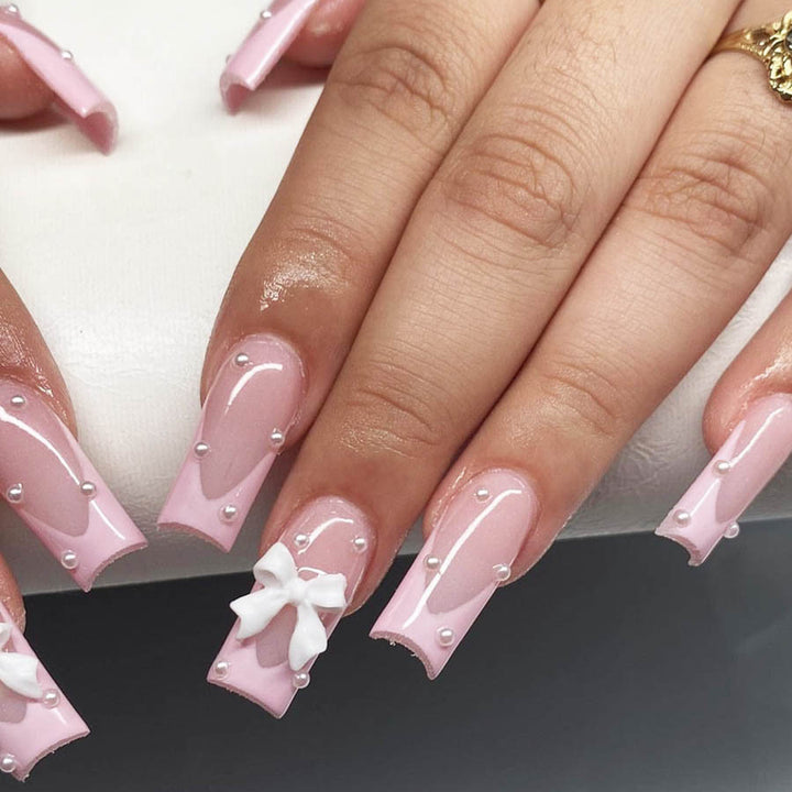 Kunstnagelset mit romantischen Schleifen- und Perlenverzierungen Karnz